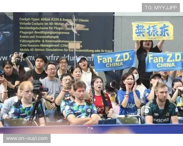 德国球迷身着定制-FAN 1-球衣赴场助威，春节文化融入欧洲赛场